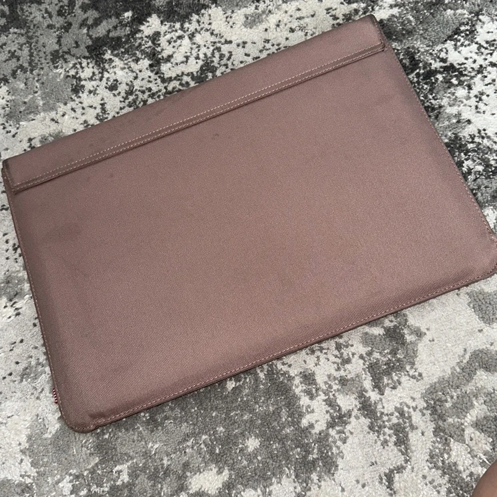 Herschel 15 in soft laptop sleeve in light pink rose